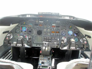 File:Learjet 25D-cockpit.jpg