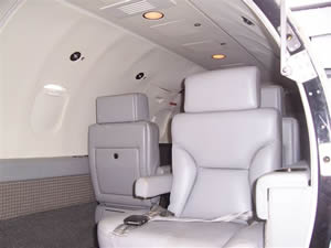 File:Learjet 25D-fwd cabin.jpg