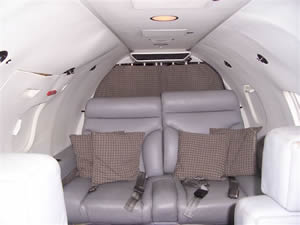 File:Learjet 25D-r cabin.jpg